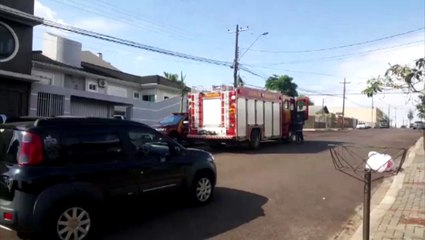 Descargar video: Bombeiros são chamados até a Rua Londrina, no Bairro Country