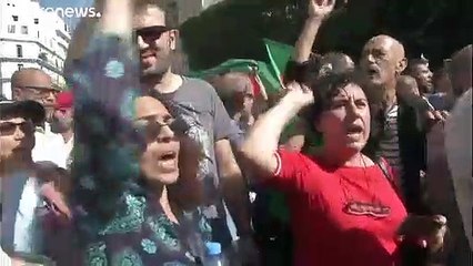 شاهد: الجزائريون في الشوارع للتنديد بقانون المحروقات