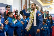 رد فعل رائد الفضاء الإماراتي هزاع المنصوري عقب عودته للأرض ورؤيته لوالدته