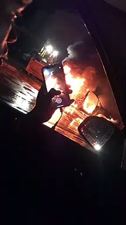 Rond-point Case-ba : Une voiture prend feu et le conducteur...