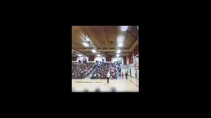 Este director de escuela le pide a una estudiante "sostener su plátano"