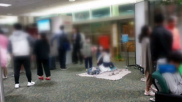 KAL 항공기 이상으로 괌 공항 4시간 지연 출발...승객들 항의 / YTN