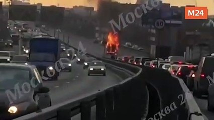 Así explota esta furgoneta con garrafas de gas en una autopista