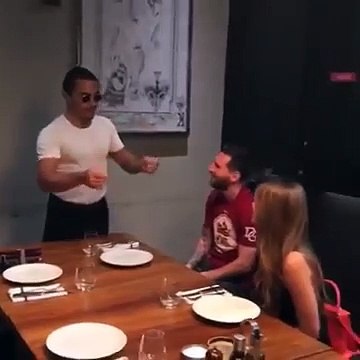 El chef Salt Bae da de comer en la boca a Leo Messi