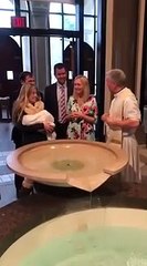 Este sacerdote deja caer a un bebé en la fuente bautismal mientras lloraba