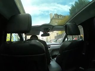 Este taxista encierra en el coche a unos turistas que no se dejaban extorsionar y circula por París a todo gas