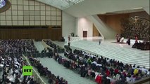 Este niño mudo la lía en una audiencia del papa Francisco en el Vaticano