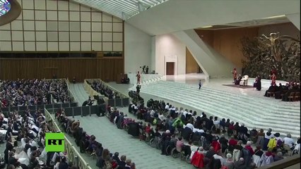 Este niño mudo la lía en una audiencia del papa Francisco en el Vaticano