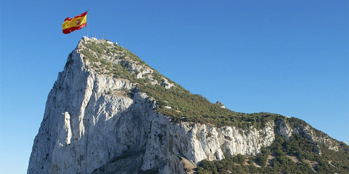 ¡Maravilla! Cómo rabia el aduanero de Gibraltar mientras escucha al patrullero español con el himno a todo trapo