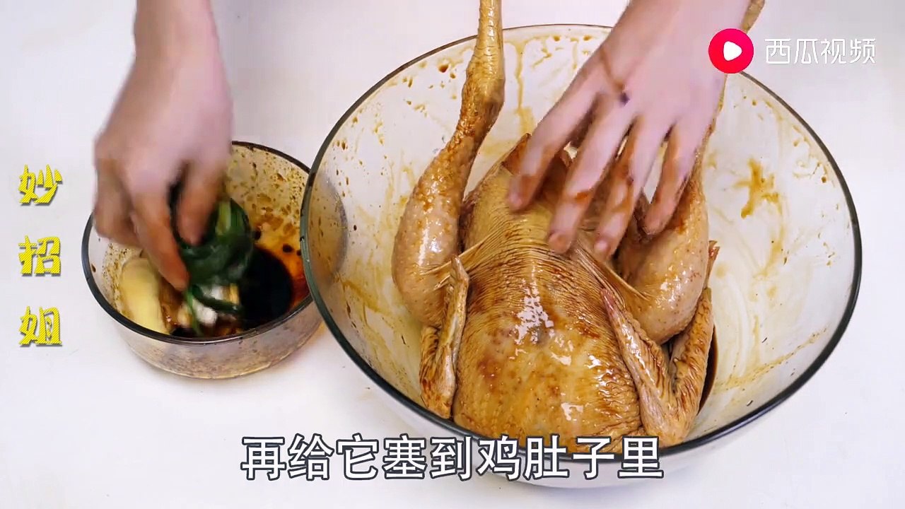 【Delicious rice cooker chicken】把一整只鸡放电饭煲里，不放水不放...