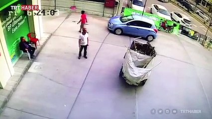 Çalışır vaziyetteki motosiklet park halindeki araca çarptı