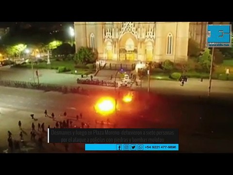 Desmanes y fuego en Plaza Moreno: atacaron a policías con piedras y bombas molotov