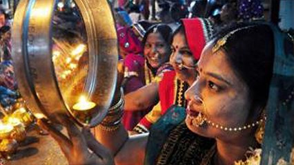 करवा चौथ पर 70 साल बाद बना शुभ संयोग, इस वक्त करें पूजा | Karwa Chauth Shubh Yog | Boldsky