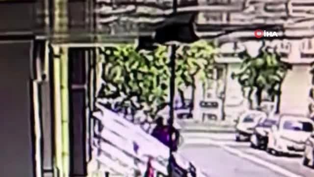 Evin duvarına araçla dalan kadın sürücü özür dilerim dedikten sonra kaçtı