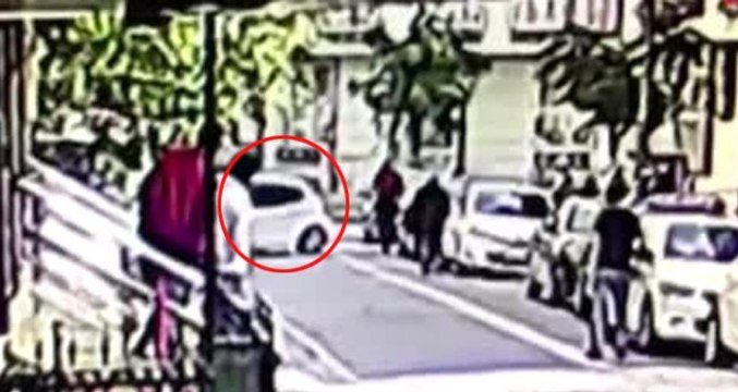 Aracıyla evin duvarına çarpan kadın sürücü Özür dilerim dedikten sonra kaçtı