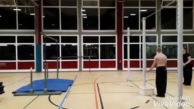 Ce gymnaste casse une barre parallèle en atterrissant !