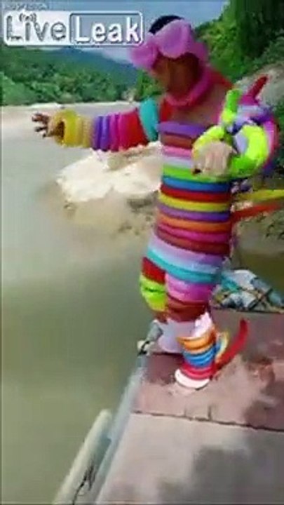 Recouvert de ballons, il flotte dans l'eau !