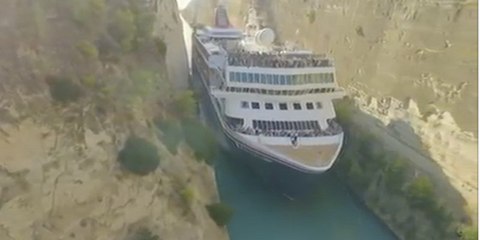 Así atraviesa el 'apretado'  Canal de Corinto el gigantesco crucero MS Braemar cargado de turistas