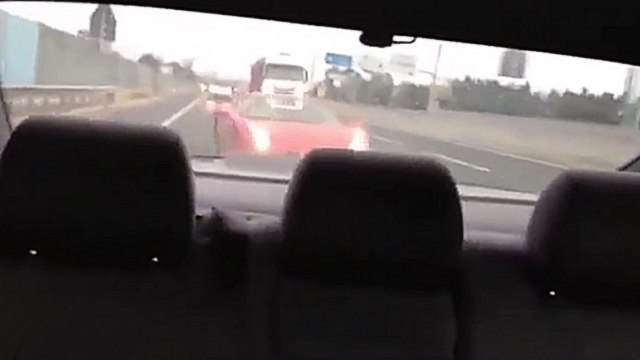 Le conducteur d'une Ferrari veut montrer la puissance de sa voiture en accélérant à fond sur une route mouillée