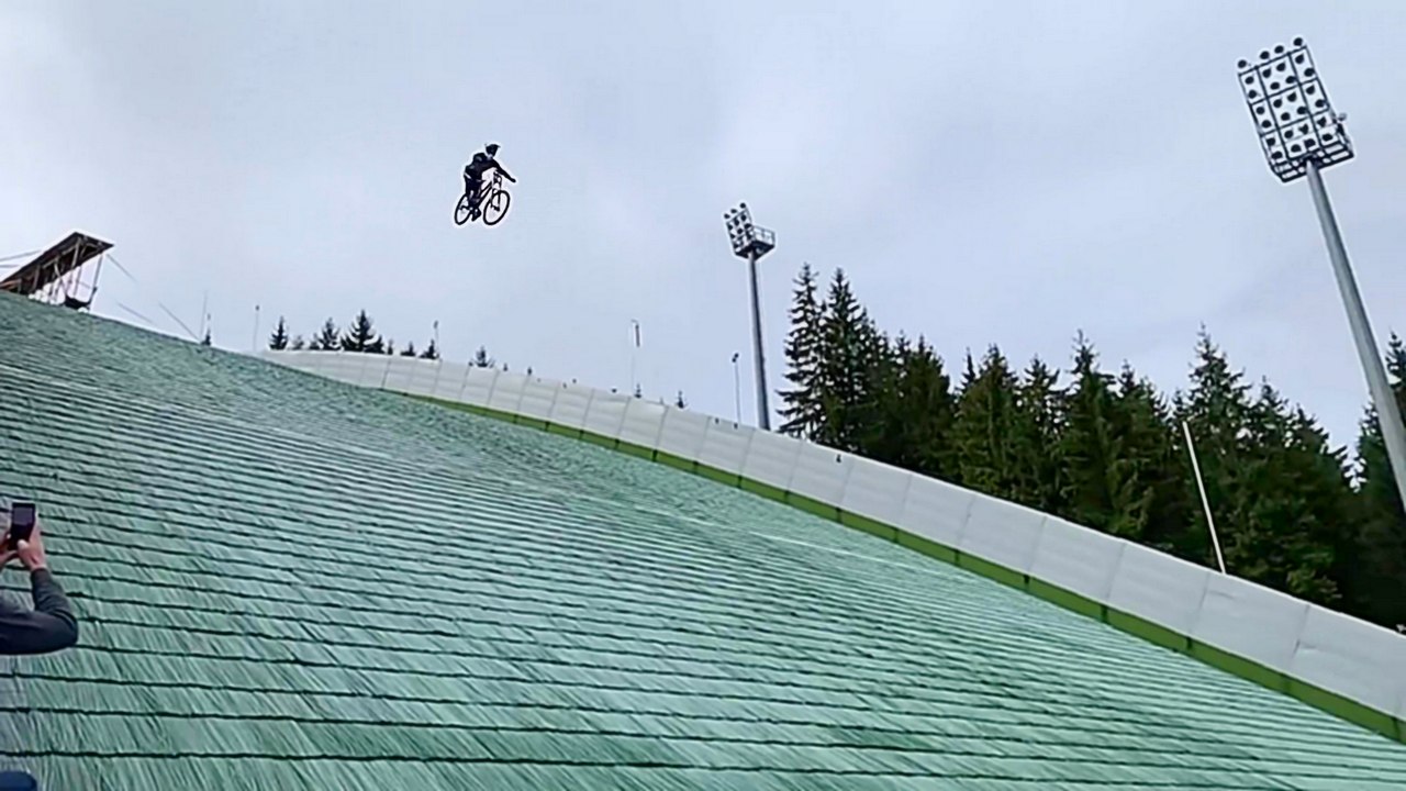 Un énorme crash en VTT après s'être élancé sur un tremplin de saut à ski