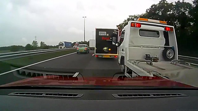 Le conducteur d'une dépanneuse ne vérifie pas son angle mort et provoque un accident en doublant