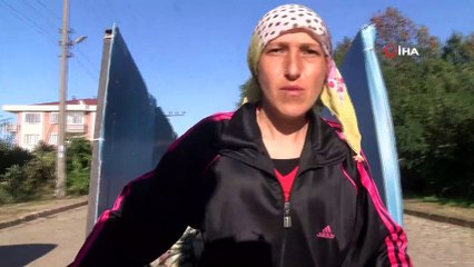 Çocuklarını yurda vermemek için sokaklardan karton topluyor