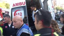 Halkalı'da 3 aracın karıştığı kaza meydana geldi. Kaza da yaralanan 6 kişi sağlık ekipleri tarafından  hastaneye kaldırılırken, polis ekipleri olayla ilgili çalışma başlattı.