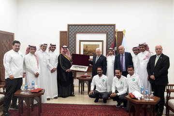 بعثة المنتخب السعودي تصل فلسطين.. هكذا رحب بهم الرئيس محمود عباس