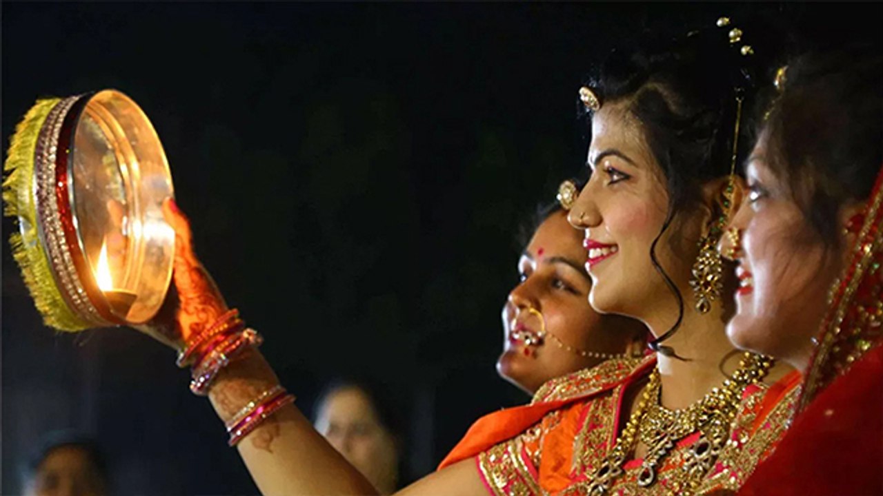 करवाचौथ पर चांद को अर्घ्य देते समय इन बातों का रखें ध्यान | Karwa Chauth Moon tips | Boldsky