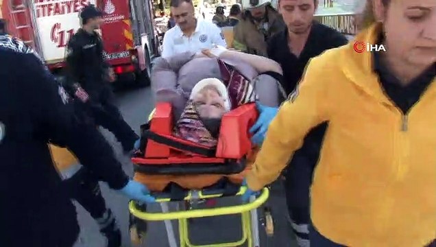 Halkalı'da 3 aracın karıştığı kaza meydana geldi. Kaza da yaralanan 6 kişi sağlık ekipleri tarafından hastaneye kaldırılırken, polis ekipleri olayla ilgili çalışma başlattı.