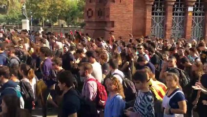 Cientos de estudiantes se dirigen a la Plaza Catalunya