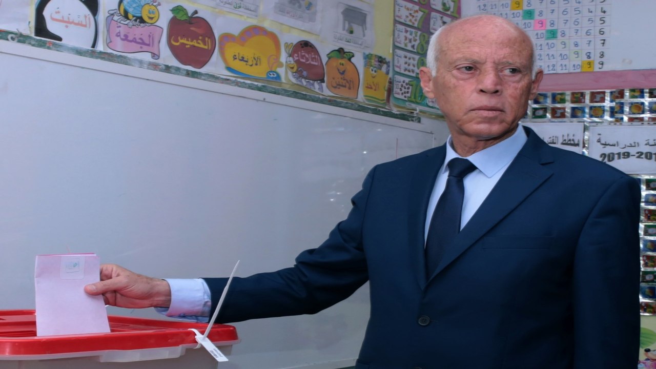 Universitaire, juriste, conservateur et anti-système… Qui est Kaïs Saïed, le vainqueur de la présidentielle en Tunisie ?
