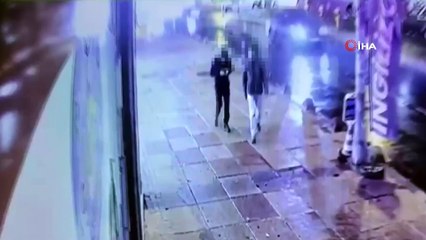 Bayrampaşa'da cep telefonu hırsızlığı kamerada