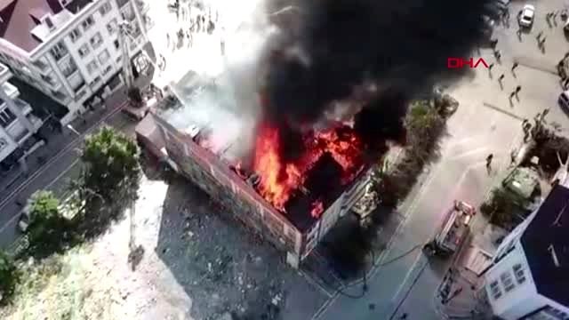 Esenyurt'ta 4 katlı binanın çatısı alev alev yanıyor havadan görüntüler