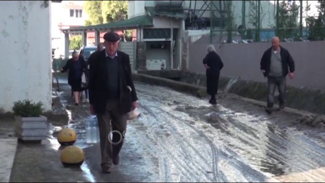 Ora News - Përmbytjet ja lënë vendin baltës në Laç, bombë me sahat dy përrenjtë