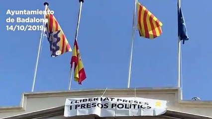 El alcalde del PSC de Badalona permite que los independentistas descuelguen la bandera de España