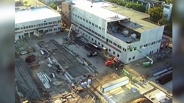 Grúa colapsa en California y obliga a correr a trabajadores y peatones