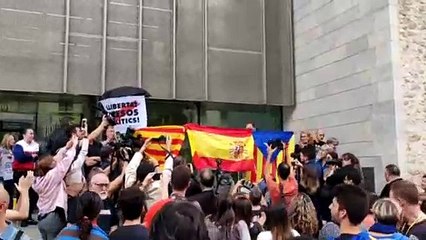 Una concentración en Girona exhibe una bandera española