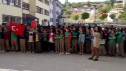 Okul bahçesinde öğrencilerden komando marşı