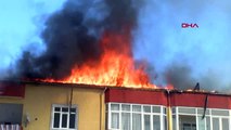 Esenyurt'ta 4 katlı binanın çatısı alev alev yanıyor aktüel görüntüler