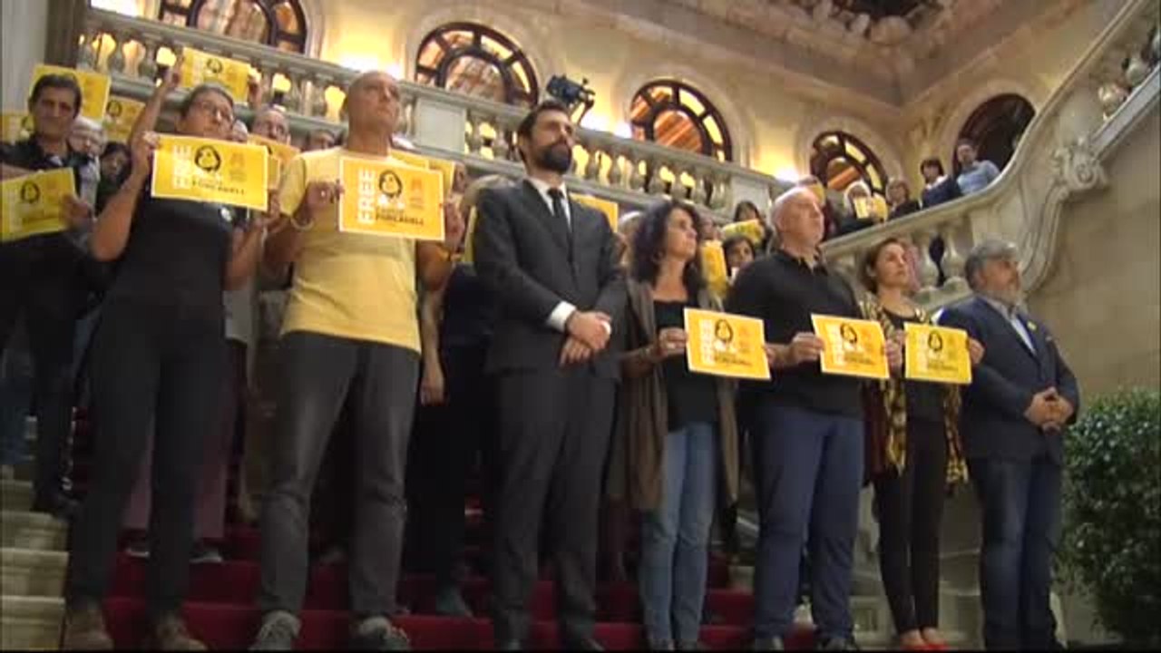 Concentración silenciosa en la escalinata del Parlament para pedir la libertad de Forcadell