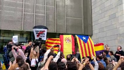 Una concentrada en Girona exhibe una bandera española