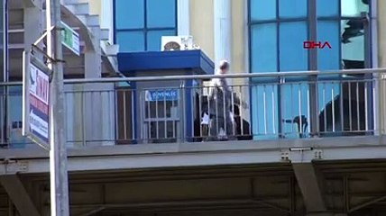 Metrobüste taciz: Bağırarak yardım istedi, şüpheli gözaltına alındı