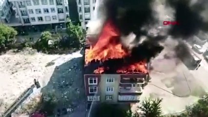 Esenyurt'ta 4 katlı binanın çatısı alev alev yandı