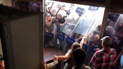 Diyarbakır'da HDP'liler polise saldırdı