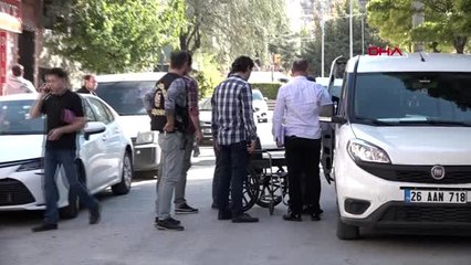 Eskişehir-eski eşine satırlı saldıran zanlı adliyeye tekerlekli sandalye ile getirildi