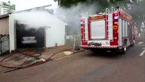 Carro pega fogo em garagem de residência na Rua Sete de Setembro, no Centro