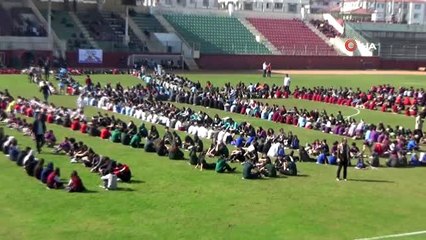 Yalova'da stadyumda 1077 öğrenci hep birlikte kitap okudu