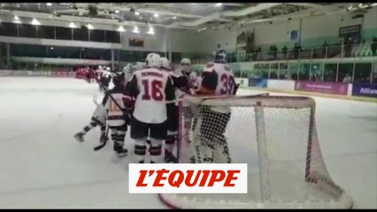 Petr Cech brille déjà dans le but de son équipe de hockey - Hockey - WTF