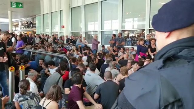 Continúan protestas en el Aeropuerto de Barcelona contra sentencia